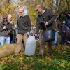 Pracovníci Zoo Praha se chystají vypustit v zoo namnožené karasy obecné do vinořského rybníka U Kamenného stolu. Foto Petr Hamerník, Zoo Praha