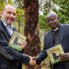 Ředitel Zoo Praha Miroslav Bobek s překladatelem knihy, knězem a etnolingvistou Maurice Ekoaleou. Foto Oliver Le Que, Zoo Praha