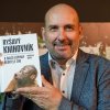 Ředitel Zoo Praha Miroslav Bobek se svou nejnověji vydanou knihou nazvanou Ryšavý knihovník. Foto Khalil Baalbaki, Zoo Praha
