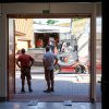 Vykládání transportních beden s gorilami v novém pavilonu. Foto Miroslav Bobek, Zoo Praha