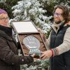 Malého Richarda z rukou herce a zpěváka Richarda Krajča převzala zástupkyně vítězné školy ZŠ Špitálská paní Soňa Adamová. Foto: Petr Hamerník, Zoo Praha