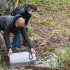 Ředitel Zoo Praha Miroslav Bobek a hydrobiolog Marek Šmejkal při vypouštění karasů obecných. Foto: Petr Hamerník, Zoo Praha 