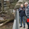Slavnostního představení vombata se také zúčastnil moderátor Marek Eben (na snímku uprostřed). Foto Petr Hamerník, Zoo Praha