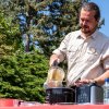 Součástí akce byla i ukázka přípravy krmné kaše pro luskouny. Tu přichystal jejich chovatel David Vala (na snímku) spolu s šéfkuchaři Romanem Paulusem a Markem Fichtnerem přímo před návštěvníky zoo. Foto Oliver Le Que, Zoo Praha