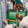 Za okamžik se otevře přepravní box a Duni vstoupí do Rezervace Dja – nového pavilonu goril Zoo Praha. Foto Miroslav Bobek, Zoo Praha