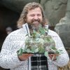 Pekař a cukrář Josef Maršálek připravil dort ve tvaru velké krychle vombatího trusu. Foto Petr Hamerník, Zoo Praha