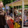 Slavnostního uvedení do provozu se ujali ředitel Zoo Praha Miroslav Bobek, člen představenstva DPP a technický ředitel DPP – Povrch Jan Šurovský a paní Jaroslava Paldusová (na snímku). Autor Petr Hamerník, Zoo Praha