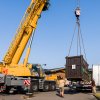 Přepravní box s Fandou byl na nákladní auto přesunut za pomoci jeřábu, samotný hroch váží k dnešnímu dni 1 200 kg. Autor Petr Hamerník, Zoo Praha