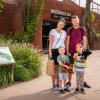 Barbora a Michal Chalupovi se svým čtyřletým synem Matějem a jeho kamarádem Dominikem se stali miliontými návštěvníky Zoo Praha v roce 2024. Foto Oliver Le Que, Zoo Praha