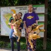 Rodina z Úval má zakoupenou roční permanentku, do Zoo Praha tak chodí pravidelně. Pozice miliontého návštěvníka během své podvečerní návštěvy je prý velmi překvapila. Foto Petr Hamerník