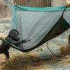 Malý Ajabu začíná prozkoumávat své okolí. Foto: Petr Hamerník, Zoo Praha 