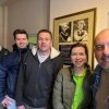 Pod portréty manželů Źabińských v jejich varšavském domě. Zleva Zdeněk Denk (Zoo Praha), Jakub Krzemiński (Fundacja Panda), Vít Šubrt (Zoo Praha), Uljana Kalazny (Zoo Lodž) a Miroslav Bobek (Zoo Praha).