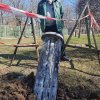 Ředitel Vladimir Topčij před kazetovou bombou v mykolajivské zoo v sobotu 12. března dopoledne.