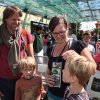 Překvapená rodina Omerových u hlavního vchodu zoo. Právě se dozvěděli, že se jeden z nich stal rekordním miliontým návštěvníkem Zoo Praha.  Foto autor: Václav Šilha, Zoo Praha.