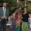 Za vedení zoo pogratuloval manželům Omerovým náměstek ředitele Jiří Malina a předal jim dárky od zoo a jejích partnerů (Komerční banka, FTV Prima, Bidvest, Mondelez , Mafra, Koh-I-Noor). Foto autor: Václav Šilha, Zoo Praha.