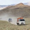 Všechny čtyři koně jsou převáženi z Bulgan Sumu do Tachin Talu v mongolské Gobi na dvou nákladních autech. Při transportu je myšleno na všechno. Konvoj doprovází i záložní nákladní auto. Foto: Václav Šilha, Zoo Praha