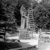 Instalace sochy Radegasta v Zoo Praha, pravděpodobně v roce 1961. Foto archív Zoo Praha
