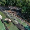 Dnešní podoba jednoho z výběhů ledních medvědů. Pohled shora, kam dnes již návštěvníci nemají přístup.  Foto Petr Hamerník, Zoo Praha