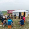 Porada u jurt na základně, která vznikla v Údolí klášterů na východě Mongolska. Foto David Broda