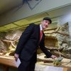 Přímý přenos z noční pražské zoo si užívali i moderátoři. Tomáše Krause fascinoval leguán zelený. Foto: Khalil Baalbaki, Zoo Praha.