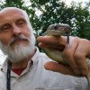 Kurátor Petr Velenský s hroznýšovcem kubánským, druhým nejstarším chovaným hadem v Zoo Praha (26 let). Foto: Petr Hamerník, Zoo Praha