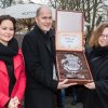 Divokého Richarda letos získal portál iDNES.cz. Cenu si převzali z rukou Jitky Čvančarové jeho šéfredaktor Michal Hanák společně s projektovou manažerkou Alík.cz Jitkou Stříbrnou. Foto: Petr Hamerník, Zoo Praha