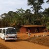 Vyvrcholením ochranářských snah pražské zoo ve střední Africe je projekt Toulavý autobus, který sváží děti do záchranných stanic, kde absolvují vzdělávací programy (foto: Miroslav Bobek)
