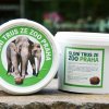 Kyblíky sloního trusu jsou v prodeji pouze v areálu Zoo Praha za cenu 70 korun (foto: Tomáš Adamec, Zoo Praha)