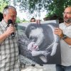Křtiny mláděte guerézy pláštíkové proběhly za účasti zmocněného velvyslance pro státy Afriky pana Pavla Mikeše (na fotografii vlevo) a ředitele Zoo Praha pana Miroslava Bobka. Foto: Petr Hamerník, Zoo Praha