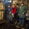 Herečka Lenka Krobotová pokřtila mládě tapíra čabrakového v Zoo Praha. Foto: Václav  Šilha/Zoo Praha  