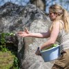 Chovatelka také rozházela dobroty po trávníku. Foto: Petr Hamerník, Zoo Praha