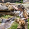 Proutěné koule naplněné dřevitou vlnou a pamlsky dala chovatelka ve výběhu na různá místa. Foto: Petr Hamerník, Zoo Praha
