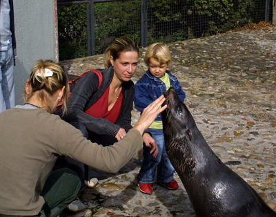 2004_osmistý tisící návštěvník v Zoo Praha