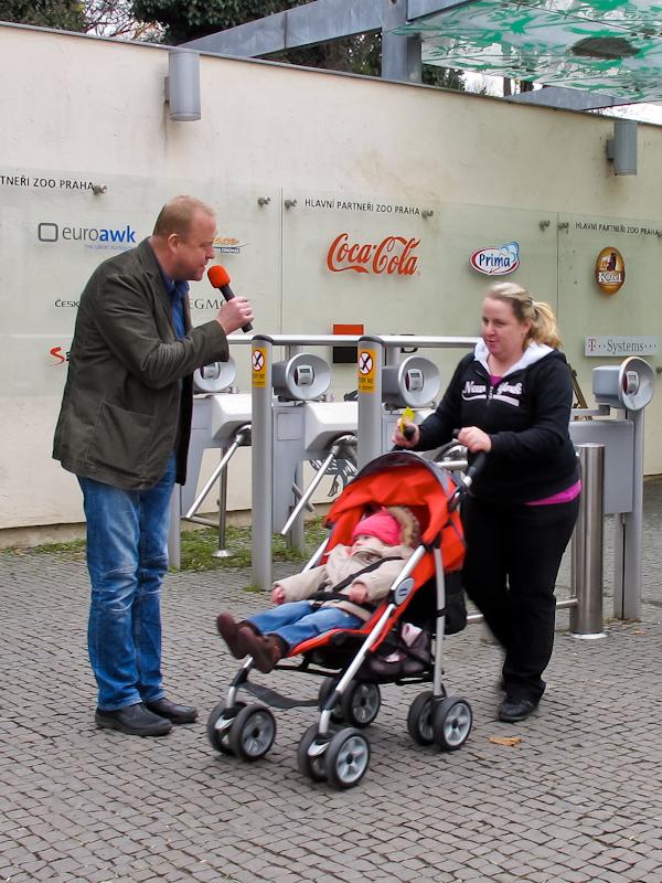 Vedoucí odd.marketingu Ing. Vít Kahle vítá 1 150 000.návštěvníka. Foto: Pavlína Plchová