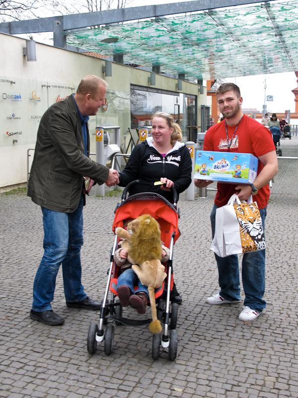 paní Karolína Pflégerová ze Zdib s dcerou Karolínou získaly věcné dárky od Zoo Praha. Foto: Pavlína Plchová