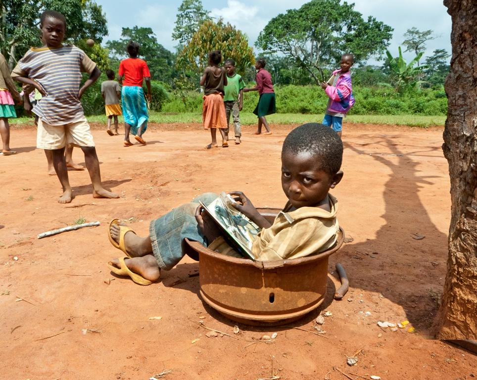 Knížky mají vést africké děti k ochraně goril nižinných, foto (c) Miroslav Bobek_re