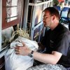 Veterinář Roman Vodička krmí koně za letu