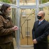 Na fotografii vidíte náměstka primátora hl. m. Prahy Petra Hlubučka (vpravo) a kurátora chovu ptáků Antonína Vaidla. Autor: Petr Hamerník, Zoo Praha 