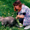 Hrabáči jsou v chovech vzácní. Ještě vzácnější je odchov mláďat. První takový se zdařil v Československu v roce 1989. Na snímku je zachycena samice hrabáče Adéla a její tehdejší chovatelka Renata Masopustová. Zdroj: Archiv Zoo Praha